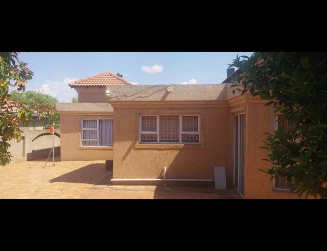 4 BEDROOM HOUSE FOR SALE IN LADY SELBORNE